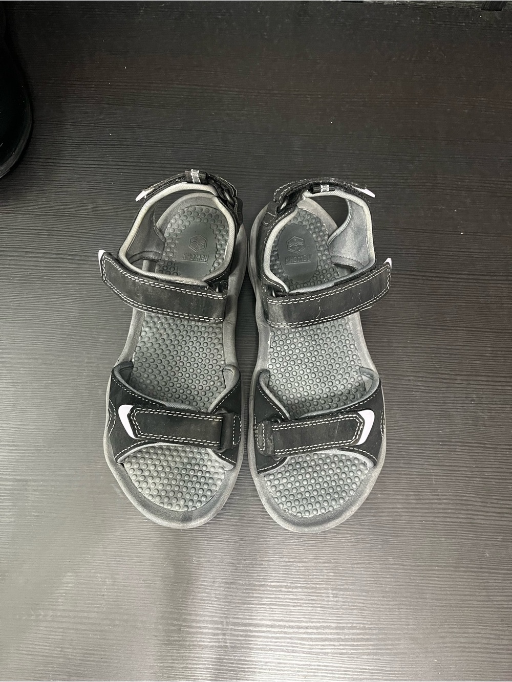 Khombu women's sport sandals featuring adjustable hook-and-loop Size 8